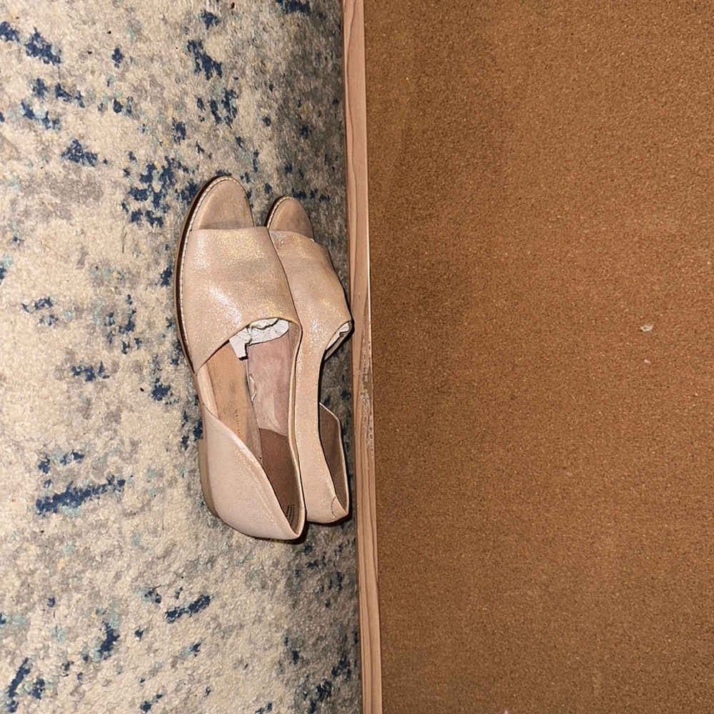 Hold flats. Used- good condition - Picture 2 of 3